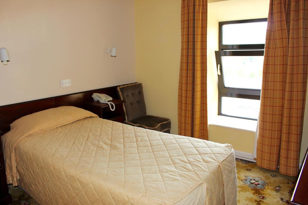 Achill Sound Hotel - Ostan Ghob A'Choire Zewnętrze zdjęcie